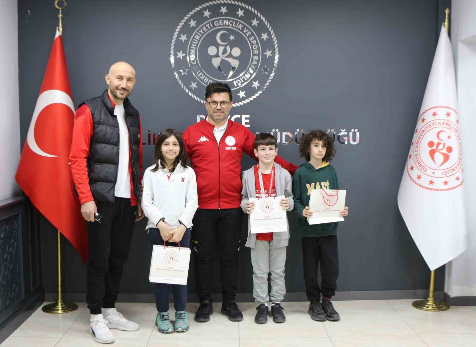 Yazıcı’dan başarılı sporculara ödül