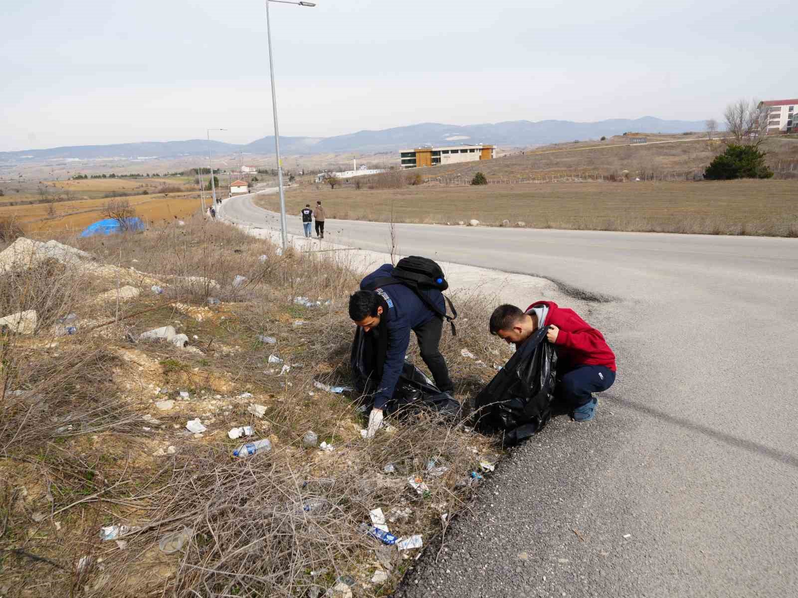 KASTAMONU ÜNİVERSİTESİ’NDE OKUYAN ÖĞRENCİLER, YOL KENARINA ATILAN ÇÖPLERİ TEMİZLEDİ. KENDİ