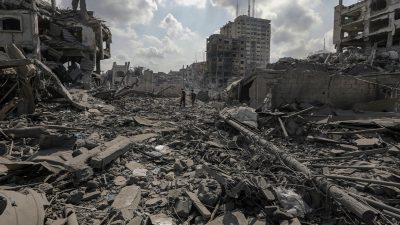 İsrail güçlerinin Gazze Şeridi’nin güneyindeki Han Yunus kentinde sivillerin sığındığı