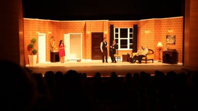 DÜZCE BELEDİYESİ ŞEHİR TİYATROLARI TARAFINDAN HAZIRLANAN “KARMAKARIŞIK” OYUNU, 18 NİSAN’DAN