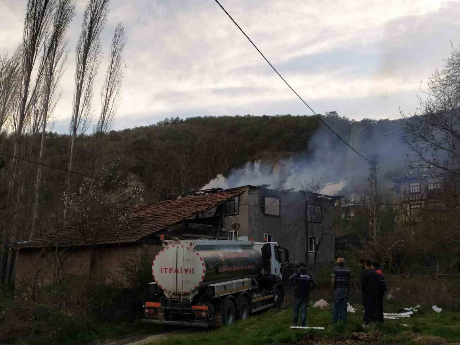 ASTAMONU’NUN TOSYA İLÇESİ NDE ÇIKAN YANGINDA 2 KATLI EV KULLANILMAZ