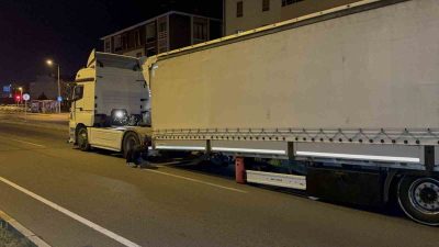 DÜZCE’DE TIRIN ANİ FREN YAPMASI İLE DORSE YERİNDEN SÖKÜLDÜ.