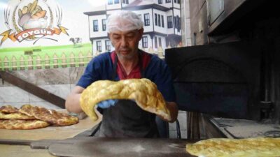 BOLU’NUN MUDURNU İLÇESİNDE RAMAZAN AYINDA SOFRALARIN VAZGEÇİLMEZİ OLAN PİDELERİ YAPAN