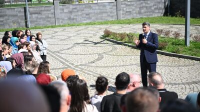 MAZBATASINI ALDIKTAN SONRA BELEDİYE BİNASI ÖNÜNDE PERSONELLER TARAFINDAN KARŞILANAN KARTEPE