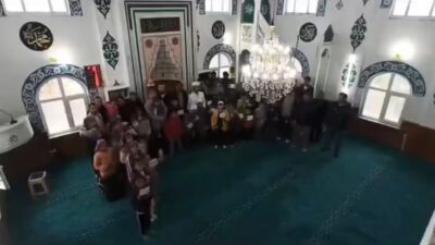 DÜZCE’DE BAYRAM NAMAZINDA CAMİYE GİDEN ÇOCUKLARA BAYRAM HARÇLIĞI DAĞITILDI. GELENEK
