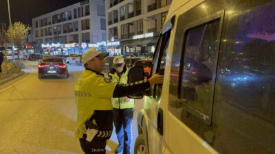 DÜZCE’DE POLİS EKİPLERİNCE YAPILAN TRAFİK DENETİMLERİNDE 6 BİN 835 ARACIN