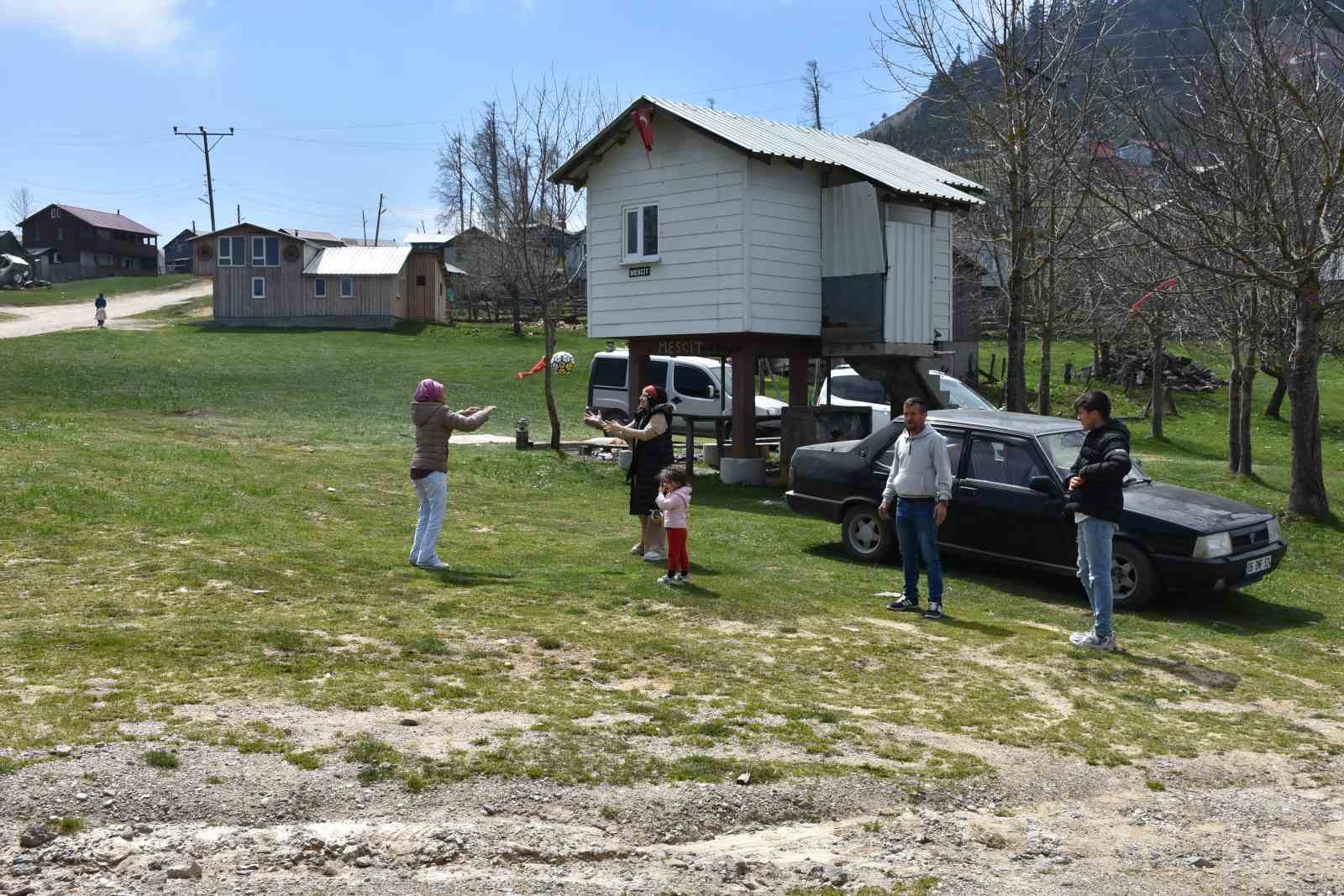 Bayramda güzel havayı fırsat bilen soluğu yaylada aldı