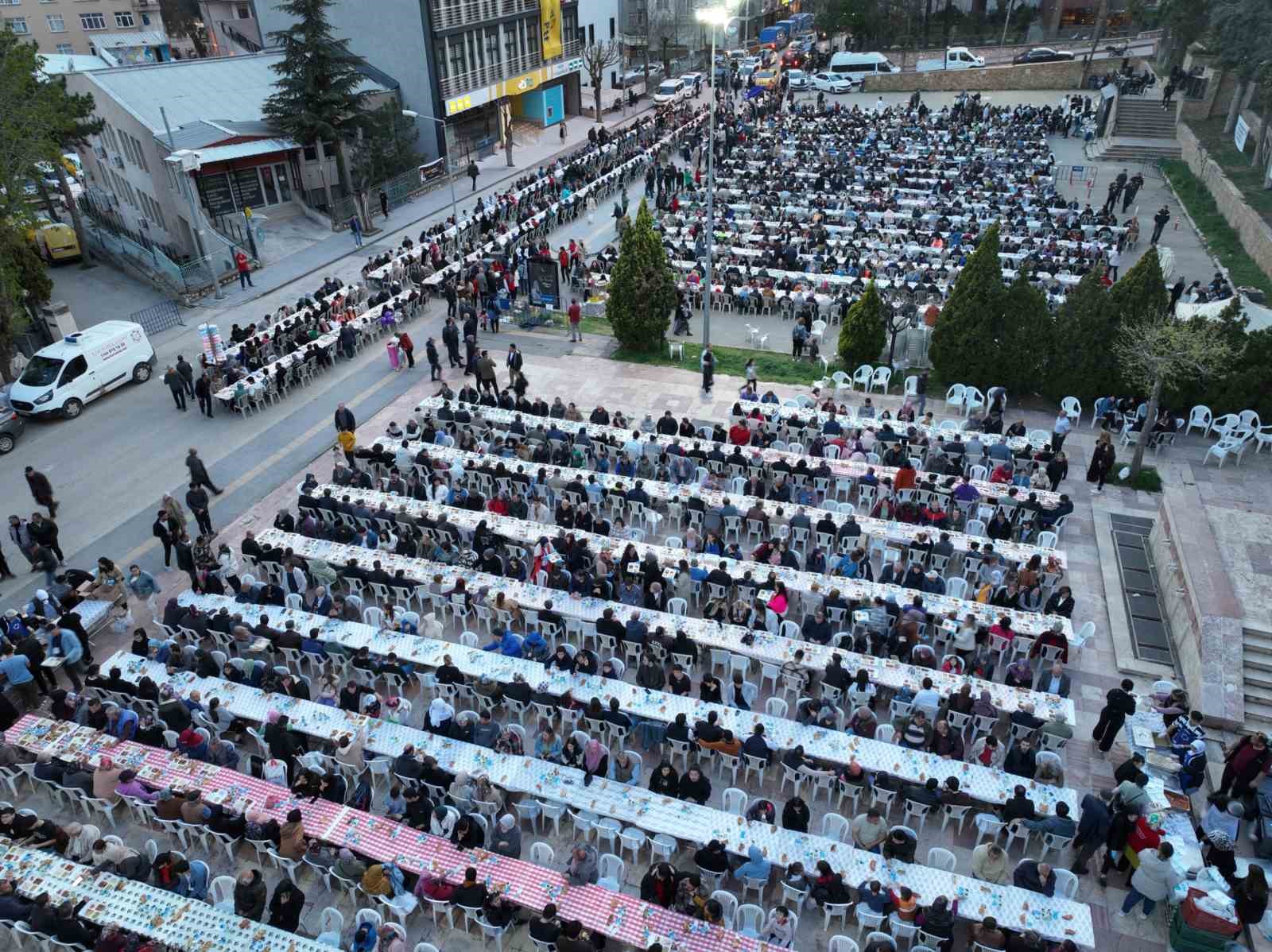 Bilecik’te düzenlenen iftar yemeğine binlerce kişi katıldı