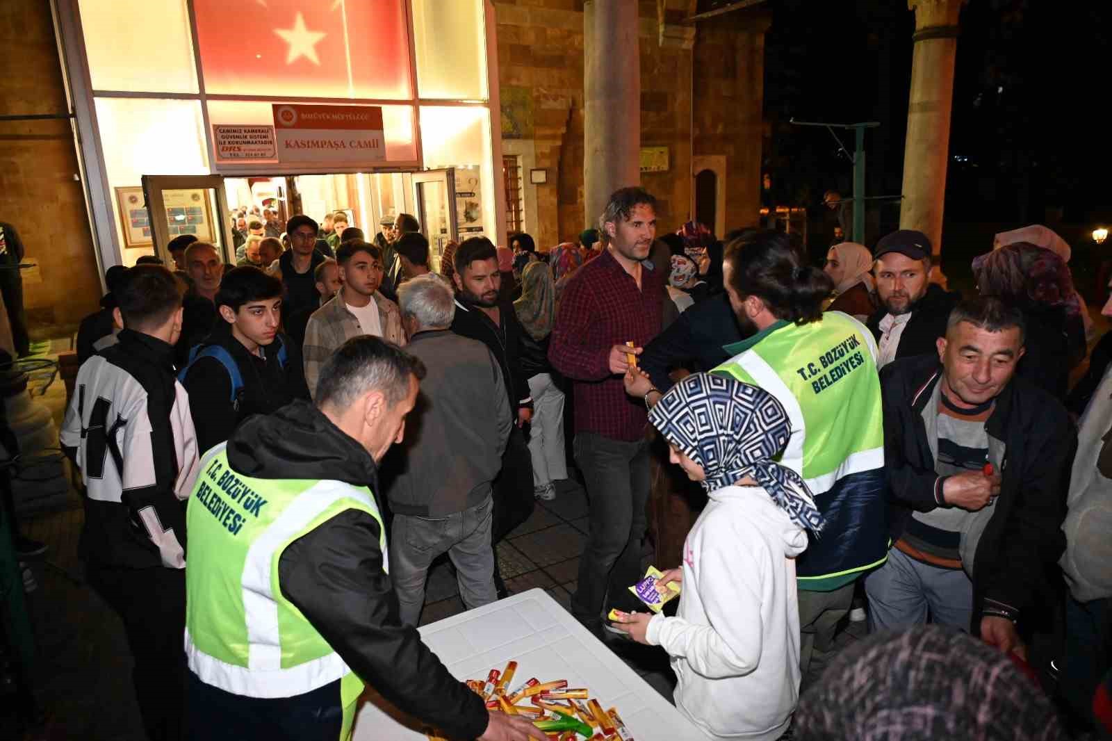 Bozüyük Belediyesi’nden Kadir Gecesi’nde şeker ikramı