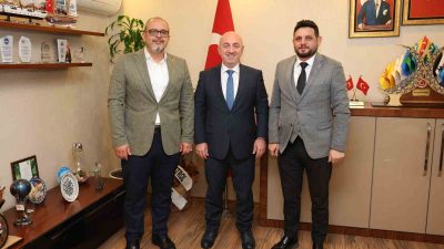 SOLDAKİ  İSMAİL RAMAZANOĞLU, ORTADAKİ DARICA BELEDİYE BAŞKANI MUZAFFER BIYIK,