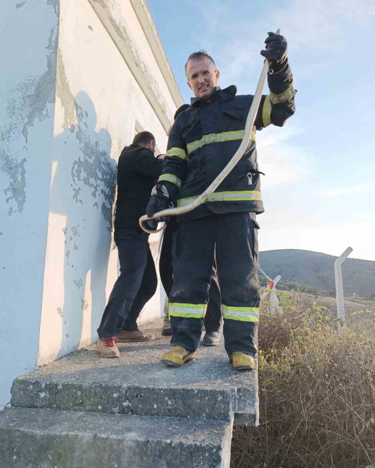 KASTAMONU'NUN TAŞKÖPRÜ İLÇESİNDE BİR DEPOYA GİREN YILAN İTFAİYE EKİPLERİ TARAFINDAN