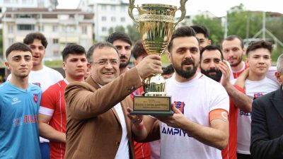2. AMATÖR KÜME C GRUBU'NDA ŞAMPİYONLUĞA ULAŞAN DERİNCE BİRLİKSPOR'UN KUPASINI
