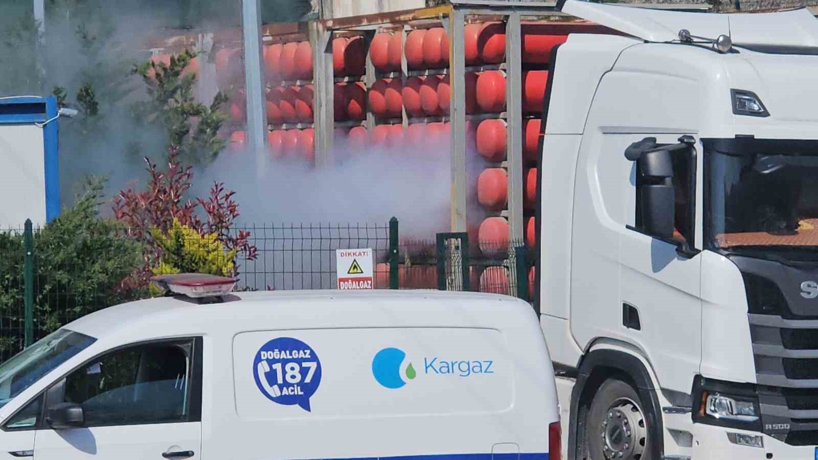 KASTAMONU’NUN CİDE İLÇESİNDE KARGAZ DOĞALGAZ DAĞITIM İSTASYONUNDA TÜPLERDEN SIZAN DOĞALGAZ