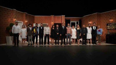 DÜZCE BELEDİYESİ ŞEHİR TİYATROLARI, ‘KARMAKARIŞIK’ OYUNU İLE YENİDEN İZLEYİCİLERİNİN KARŞISINA