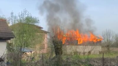 DÜZCE’DE 2 KATLI AHIR VE SAMANLIKTA ÇIKAN YANGINDA 3 HAYVAN