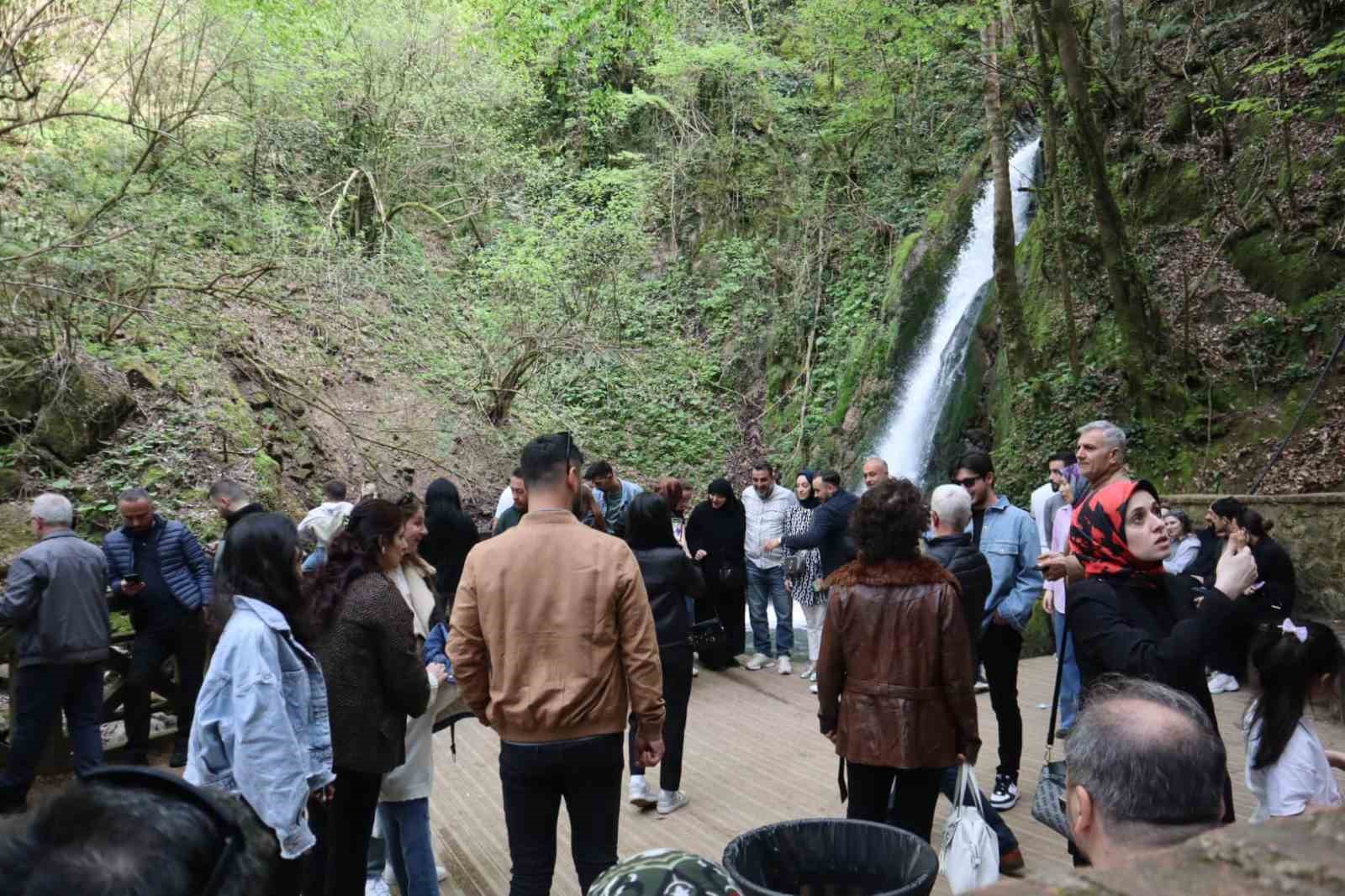 Düzce’nin gözde doğal güzelliklerinde bayram yoğunluğu