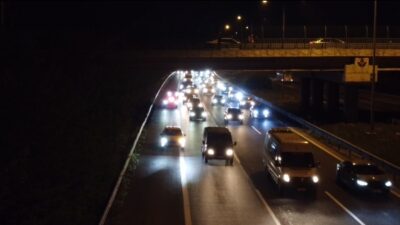 ANADOLU OTOYOLUNDA DÖNÜŞ YOĞUNLUĞU YAŞANIRKEN, YOĞUNLUKTAN KAÇIP EMNİYET ŞERİDİNE GİRDİĞİ