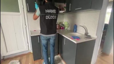 DÜZCE’DE POLİS EKİPLERİ EŞ ZAMANLI UYUŞTURUCU OPERASYONU DÜZENLEYEREK ÇOK SAYIDA