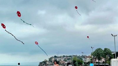 DÜZCE’DE HAVALARIN RÜZGARLI GEÇMESİ SEBEBİ İLE ÜNİVERSİTELİ GENÇLER AKÇAKOCA SAHİLİNDE