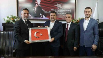 YEREL SEÇİMLERDE GÜMÜŞOVA BELEDİYE BAŞKANI SEÇİLEN KENAN SÜBEKÇİ, ESKİ BAŞKAN