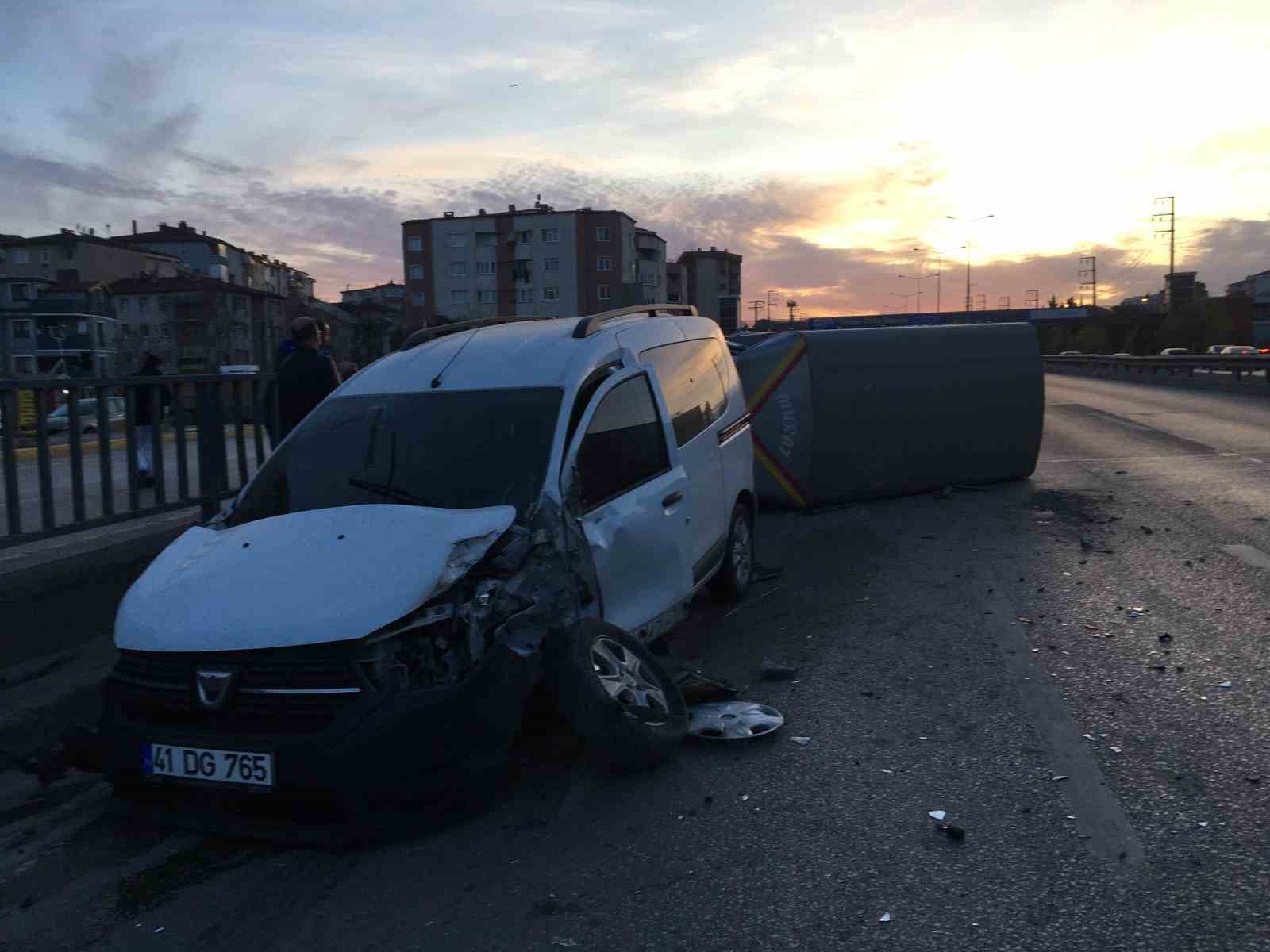 Hafif ticari araçla çarpışan kamyonet devrildi: 2 yaralı