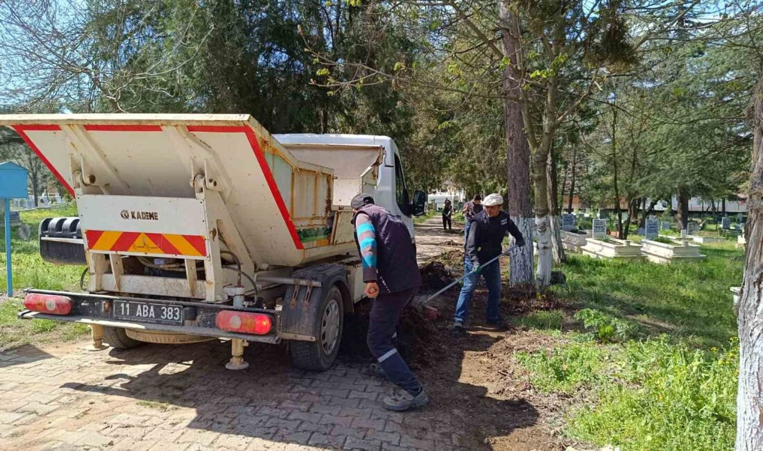 İLÇE MEZARLIĞI TEMİZLENDİ