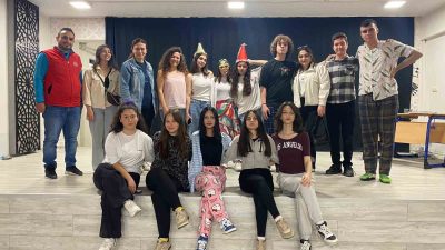 DÜZCE GENÇLİK VE SPOR İL MÜDÜRLÜĞÜ TİYATRO KULÜBÜ ÖĞRENCİLERİ UZUN