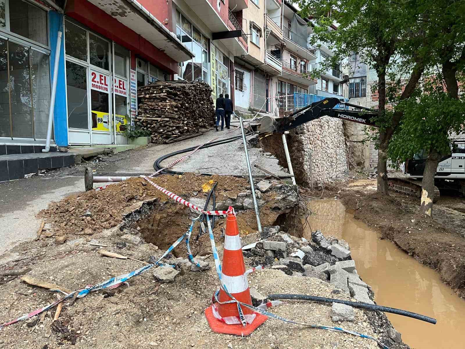 İstinat duvarı ikinci kez çöktü: 5 katlı bina boşaltıldı