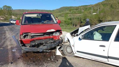 DÜZCE YIĞILCA KARAYOLU ÜZERİNDE MİNİBÜS İLE OTOMOBİLİN KAFA KAFAYA ÇARPIŞTIĞI