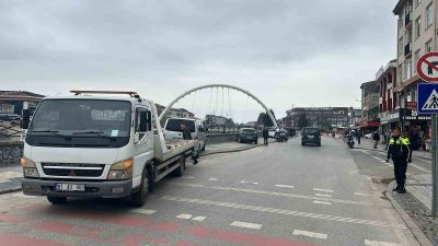 DÜZCE'DE SÜRÜCÜLERİN HEMEN HEMEN HER GÜN KALDIRIMA PARK ETTİĞİ RIHTIM