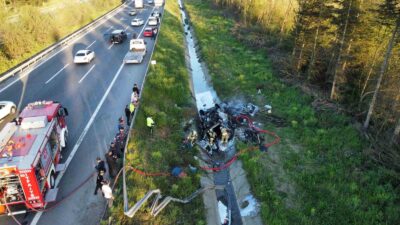 ANADOLU OTOYOLU DÜZCE GEÇİŞİNDE PANELVAN MİNİBÜS KANALA UÇUP TAKLA ATTI.