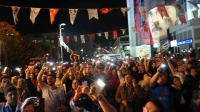 RESMİ OLMAYAN SONUÇLARIN AÇIKLANMASINDAN İTİBAREN SOKAKLARA DÖKÜLEN SEÇMENLER, BELEDİYE BİNALARI