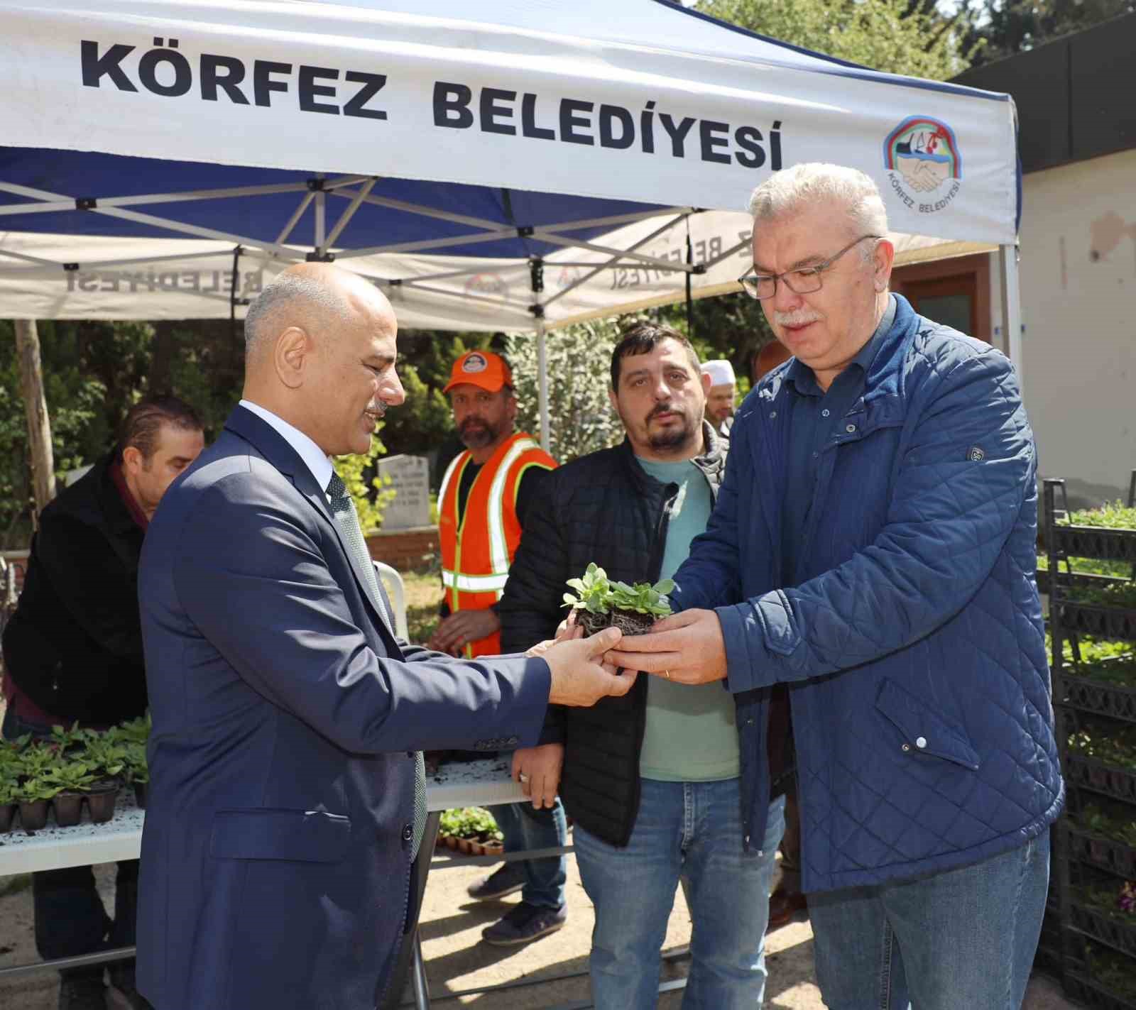 Körfez’de mezarlıklarda çiçek dağıtıldı