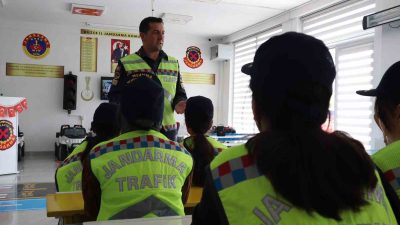 DÜZCE’DE TRAFİK EĞİTİM PARKURUNDA İLKOKUL ÖĞRENCİLERİ TRAFİK KURALLARINI EĞLENEREK ÖĞRENDİLER