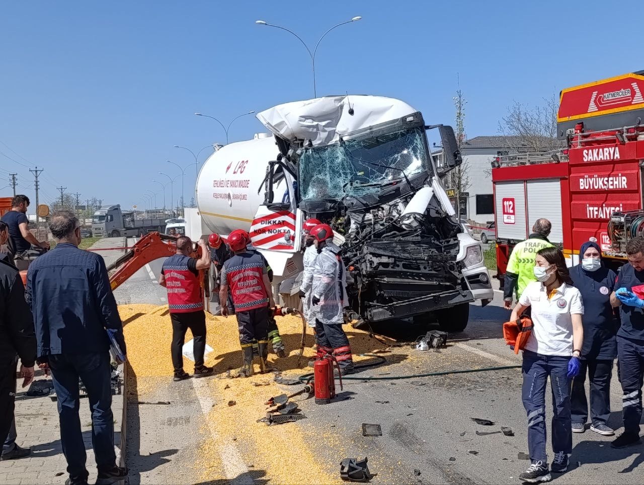 LPG yüklü tanker, park halindeki tahıl yüklü tıra çarptı: 1 ölü, 1 ağır yaralı