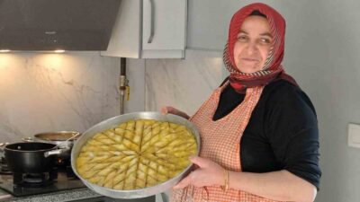 DÜZCE'DE BAYRAM SOFRALARININ VAZGEÇİLMEZ TATLISI BAKLAVA, EV HANIMLARININ EK GELİR
