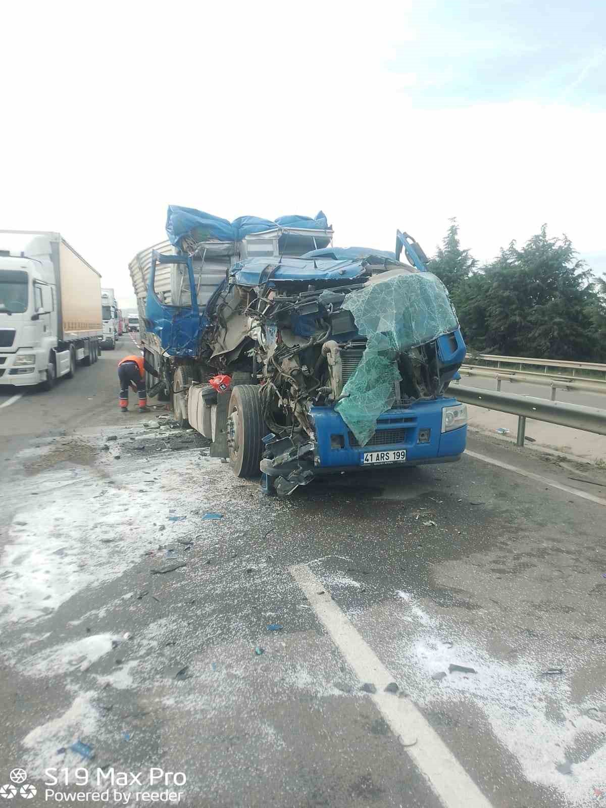 Osmaneli’nde tır kaza yaptı, sürücüsü yaralandı