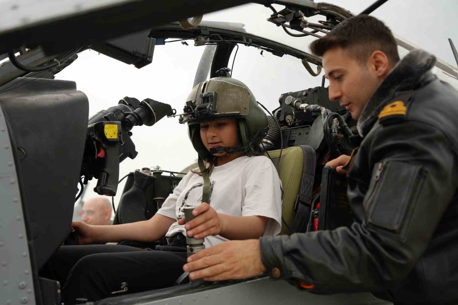 Pilot koltuğuna geçen minikler, çocuk bayramında hayallerini gerçekleştirdi