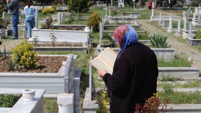 RAMAZAN BAYRAMI ÖNCESİNDE DÜZCE ŞEHİR MEZARLIĞINDA KUR’ANI KERİM OKUNUYOR.
