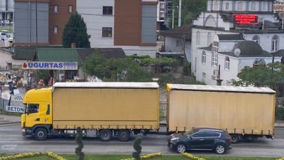 DÜZCE’DE ŞÜPHE ÜZERİNE POLİS EKİPLERİNCE DURDURULAN TIRDA 10 DÜZENSİZ GÖÇMEN