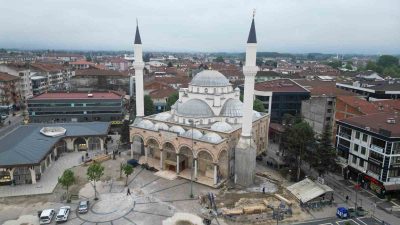 DÜZCE’NİN SEMBOL MEYDANLARINDAN BİRİ OLAN CEDİDİYE MEYDANI’NDA TARİHİ DÖNÜŞÜM CAMİNİN