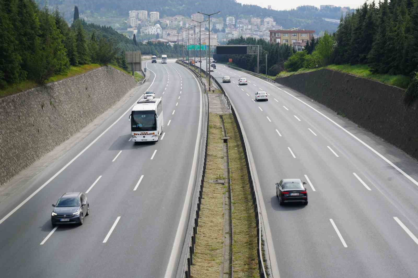 TEM’de trafik bayram tatilinin 2’nci gününde akıcı seyrediyor