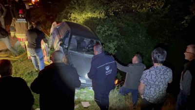 DÜZCE’DE UÇURUMA YUVARLANMAKTA OLAN OTOMABİLİ İTFAİYE EKİPLERİ KURTARDI.