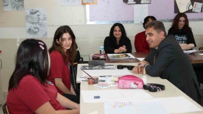 DÜZCE VALİSİ SELÇUK ASLAN, GÜZEL SANATLAR LİSESİNDE GELECEĞİNİN SANATÇILARINI ZİYARET