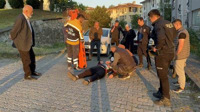 DÜZCE’DE VİRAJI ALAMAYAN KURYE YOLA SAVRULDU. KAZADA 1 KİŞİ YARALANDI.