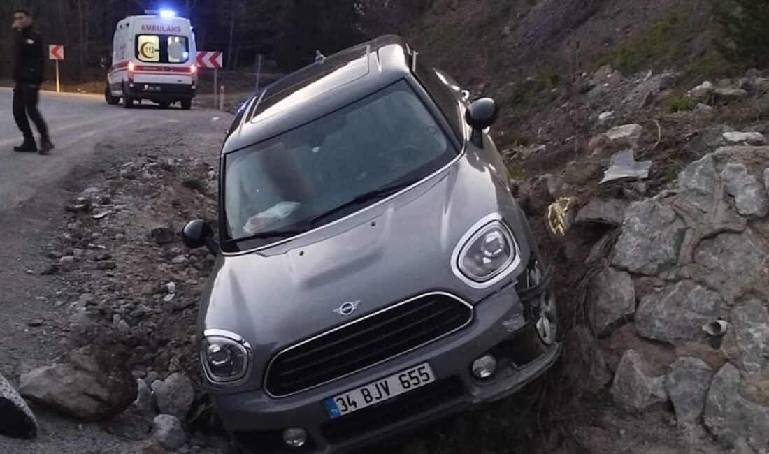 KASTAMONU'NUN İNEBOLU İLÇESİNDE YOLDAN ÇIKARAK İSTİNAT DUVARINA ÇARPAN OTOMOBİLDEKİ 4