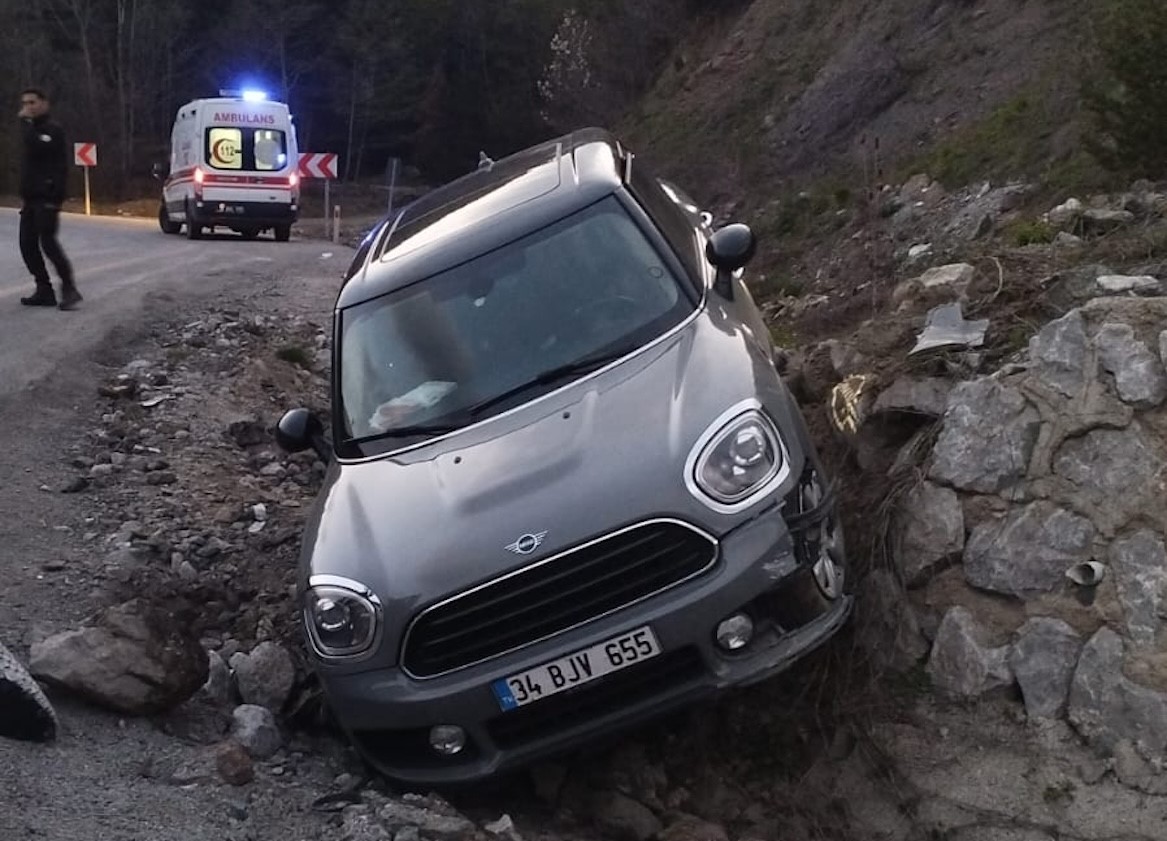 KASTAMONU'NUN İNEBOLU İLÇESİNDE YOLDAN ÇIKARAK İSTİNAT DUVARINA ÇARPAN OTOMOBİLDEKİ 4