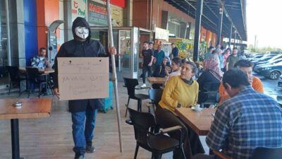 YÜZÜNE MASKE TAKIP, ELİNE TIRPAN ALAN KURYE, TEM OTOYOLU'NDA POLİS