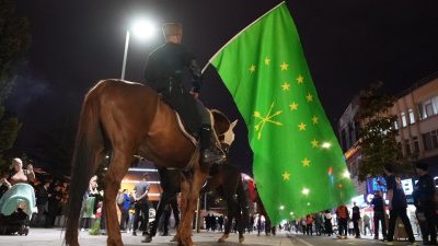 DÜZCE’DE ÇERKES SÜRGÜNÜNÜN YILDÖNÜMÜNDE ANMA ETKİNLİĞİ DÜZENLENDİ. BİNLERCE ÇERKES DÜZCE’DE