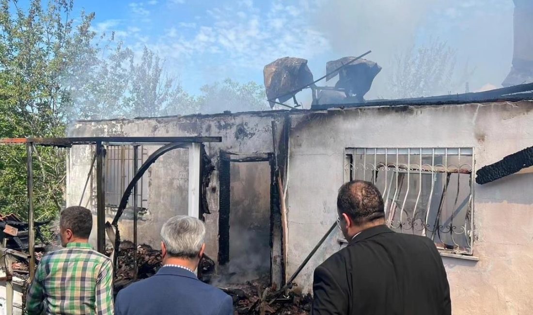 KASTAMONU'NUN ARAÇ İLÇESİNDE ÇIKAN YANGINDA TEK KATLI EV KULLANILMAZ HALE